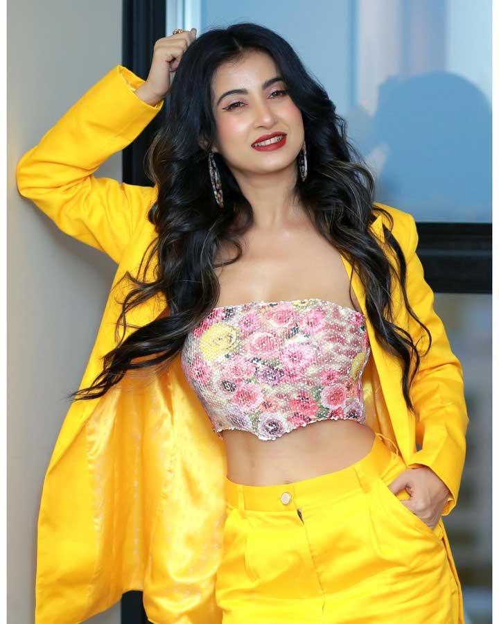 Monami Ghosh yellow | Bengali Newspaper