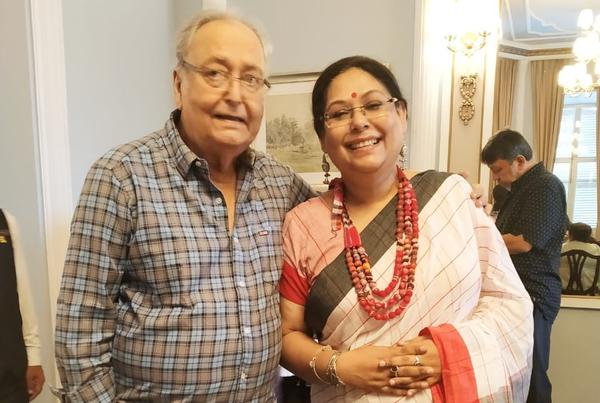 soumitra chatterjee with daughter সৌমিত্র চট্টোপাধ্যায় ও তার কন্যা পৌলমী বসু।