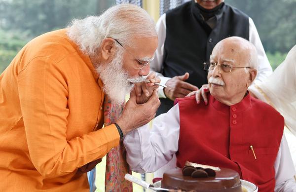 modi advani নরেন্দ্র মোদি -কে জন্মদিনের কেক খাওয়াচ্ছেন আডবাণী।