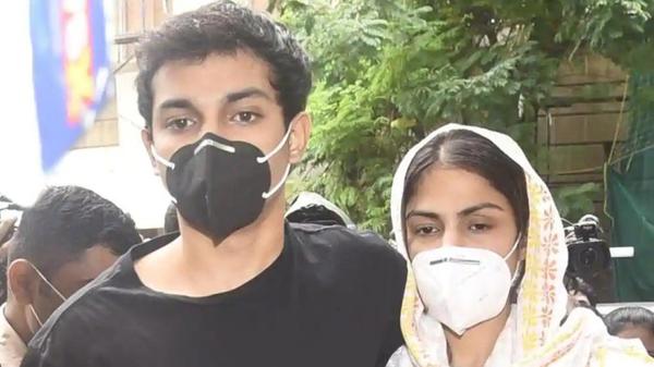 showik rhea chakraborty