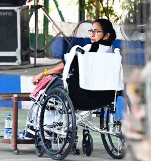 mamata banerjee wheelchair portrait মমতা বন্দ্যোপাধ্যায়