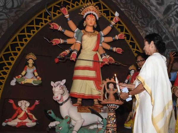 mamata banerjee durgapuja
